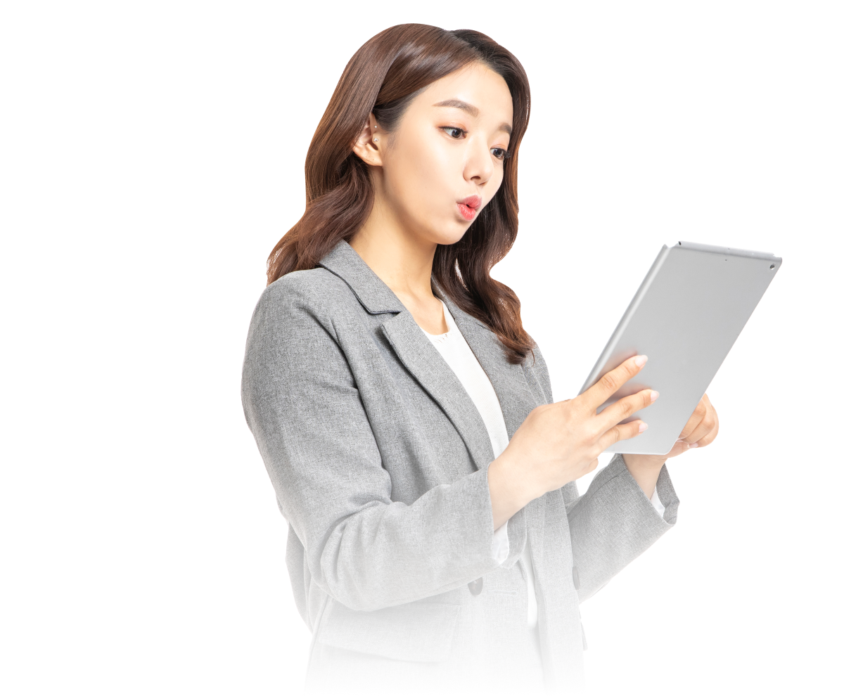 견적서 들고 있는 여자 이미지